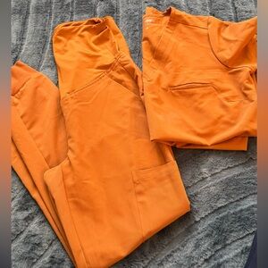 NWOT mandala SET maternity xs scrub top & joggers set in ✨pecan✨